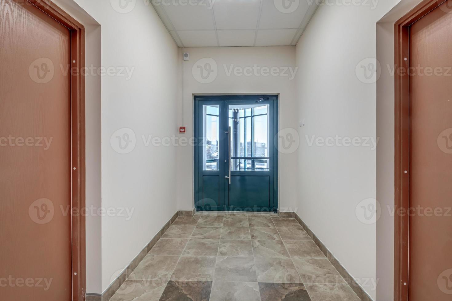 wit leeg lang gang met rood steen muren in interieur van modern appartementen, kantoor of kliniek foto