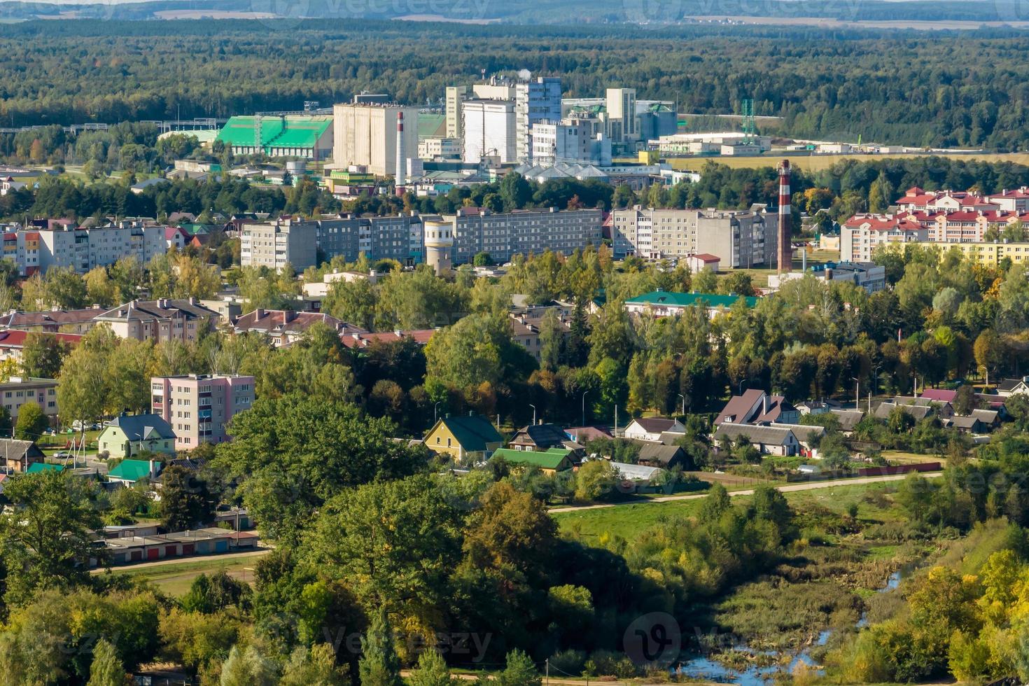 panoramisch antenne visie van een reusachtig woon- complex met hoogbouw gebouwen foto