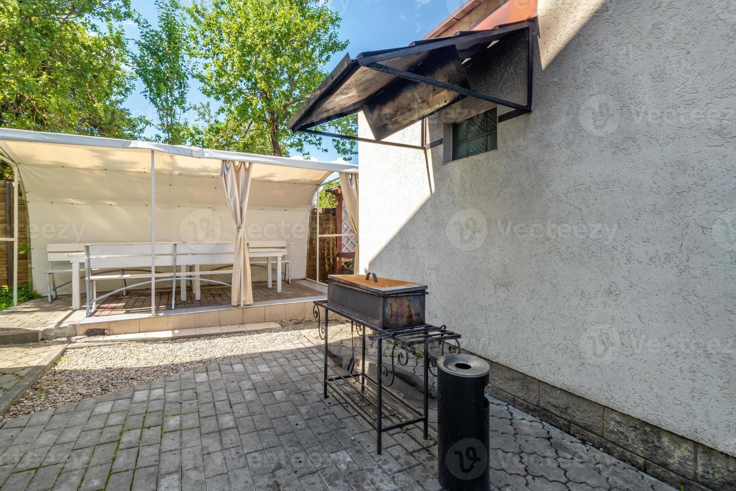 interieur van hal veranda of Prieel in houten dorp vakantie huis met tuin stoelen foto