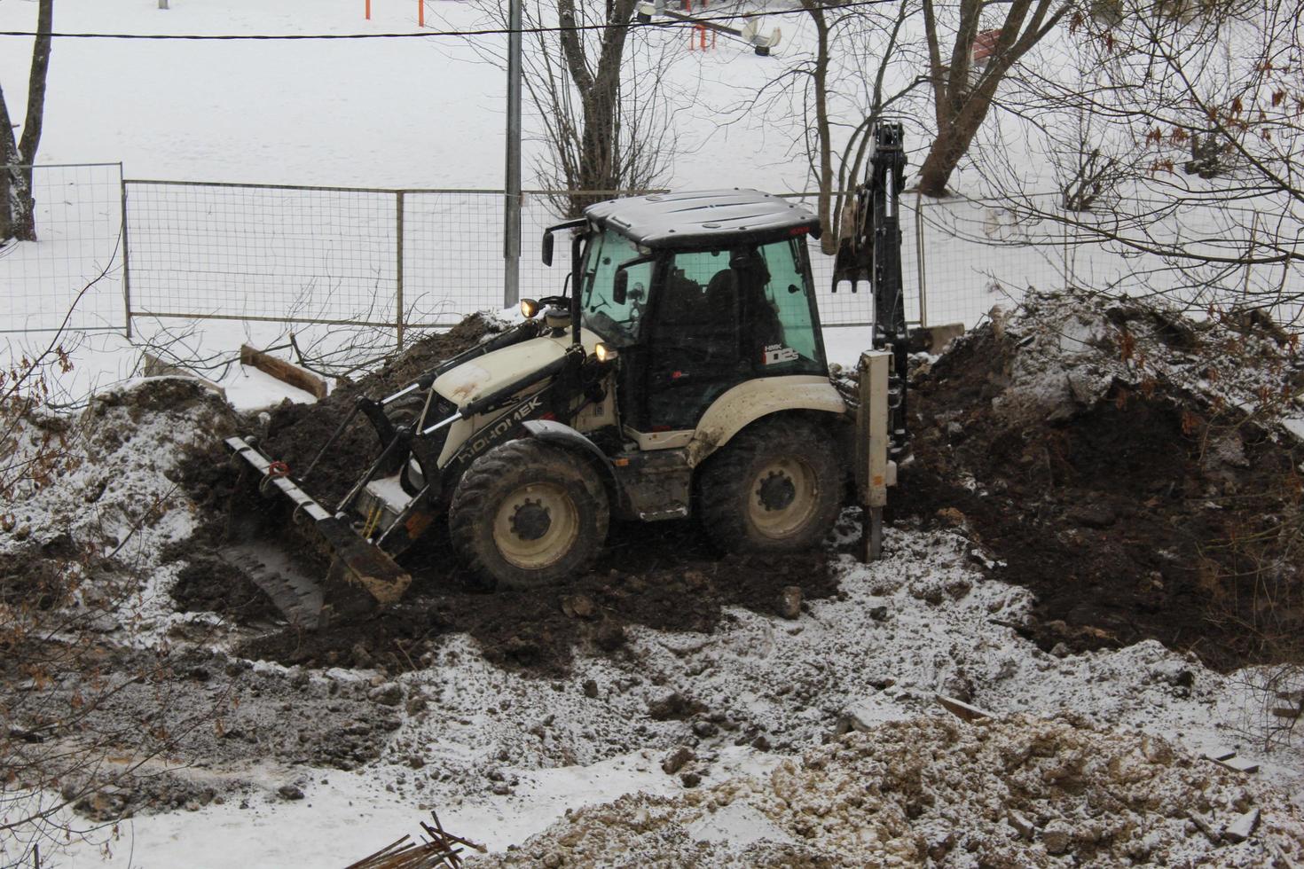 Sankt petersburg Rusland - 03 04 2023 bulldozer werken Aan aarde in de bouw plaats foto