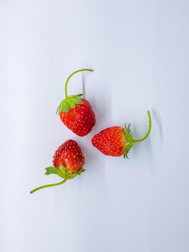 aardbeien op een witte achtergrond foto