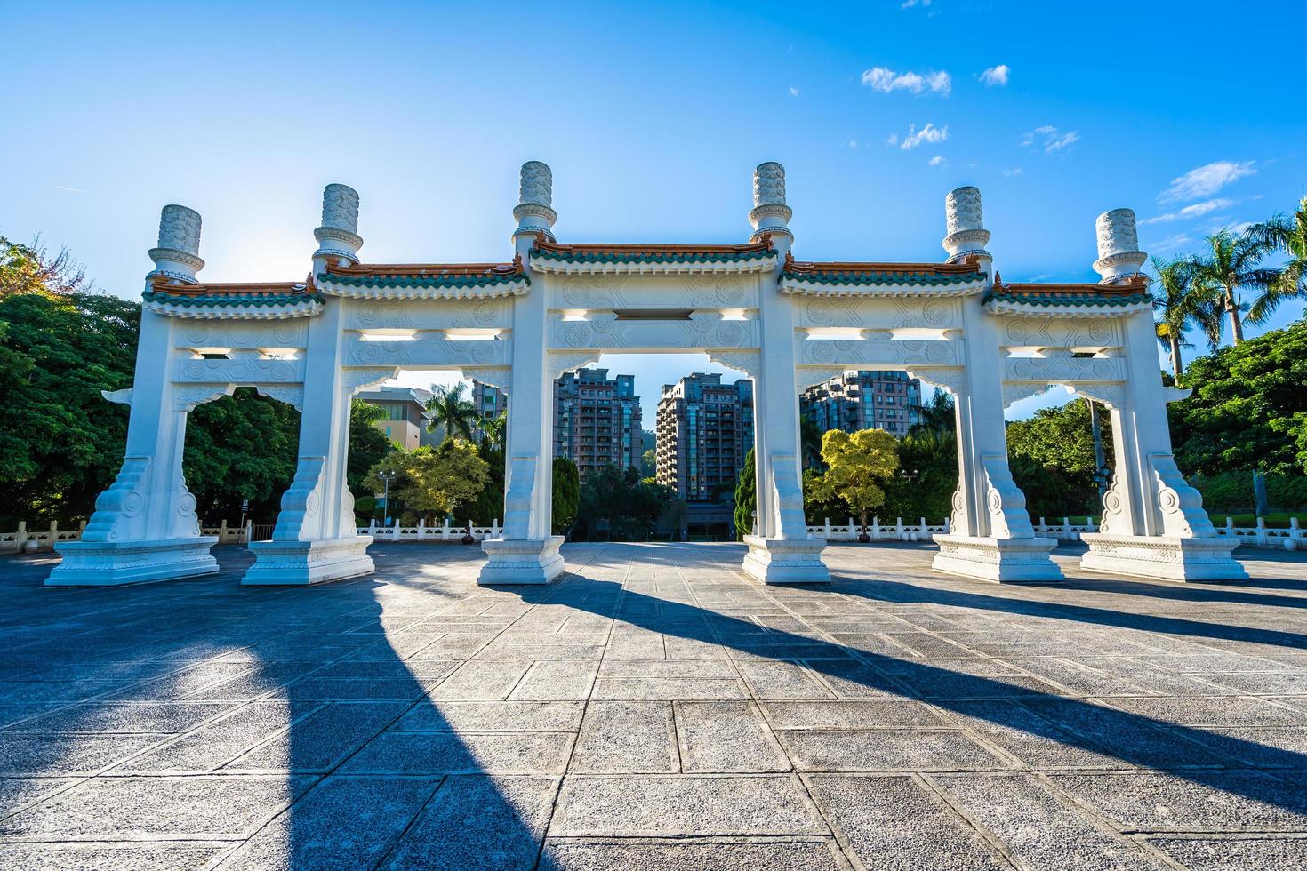 poort bij het nationale paleismuseum in de stad van taipei, taiwan foto