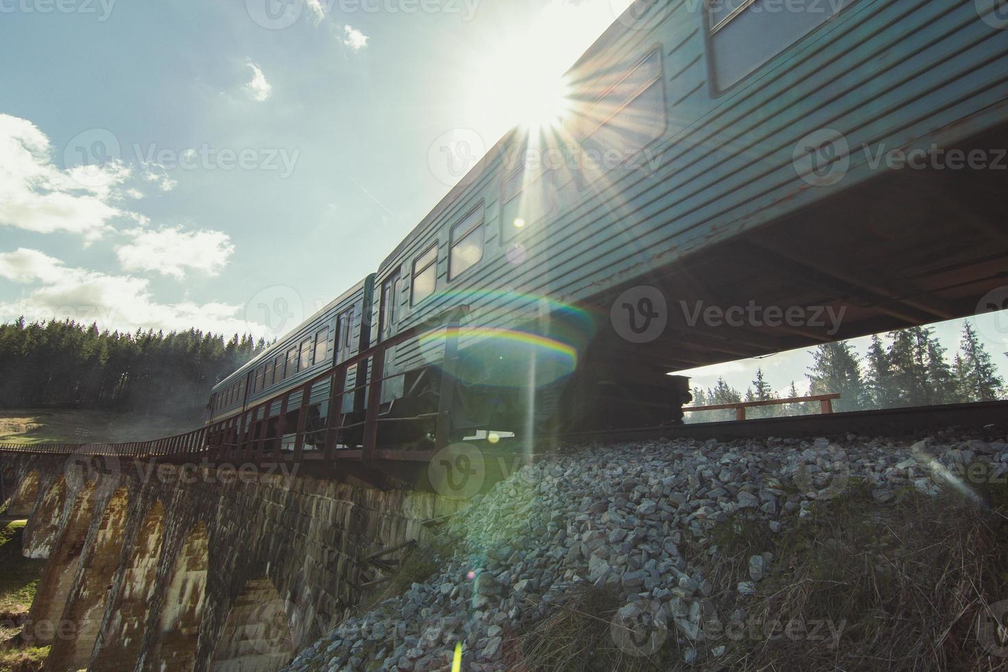 dichtbij omhoog zon schittering bovenstaand trein vervoer concept foto