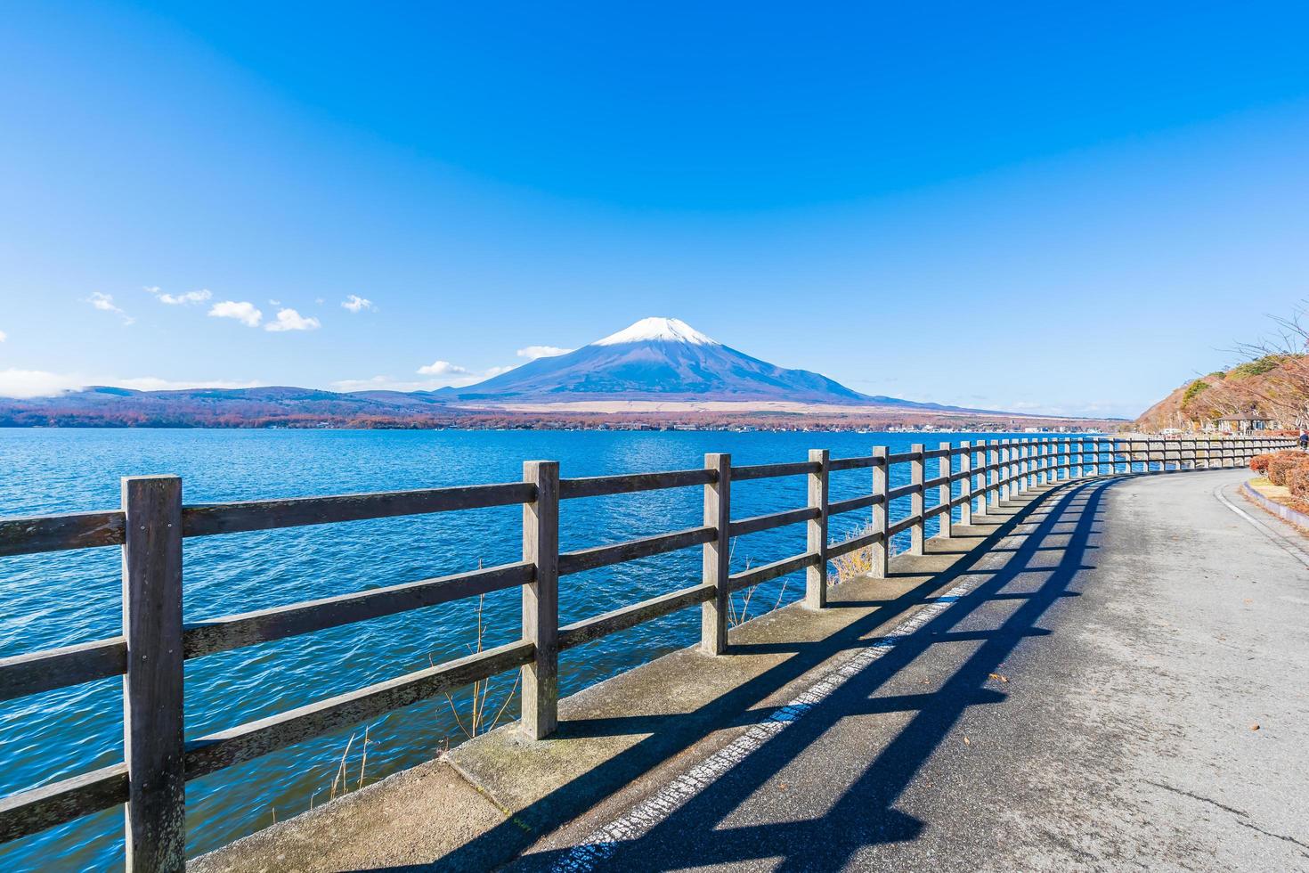 mt. fuji en meer yamanakako in japan foto