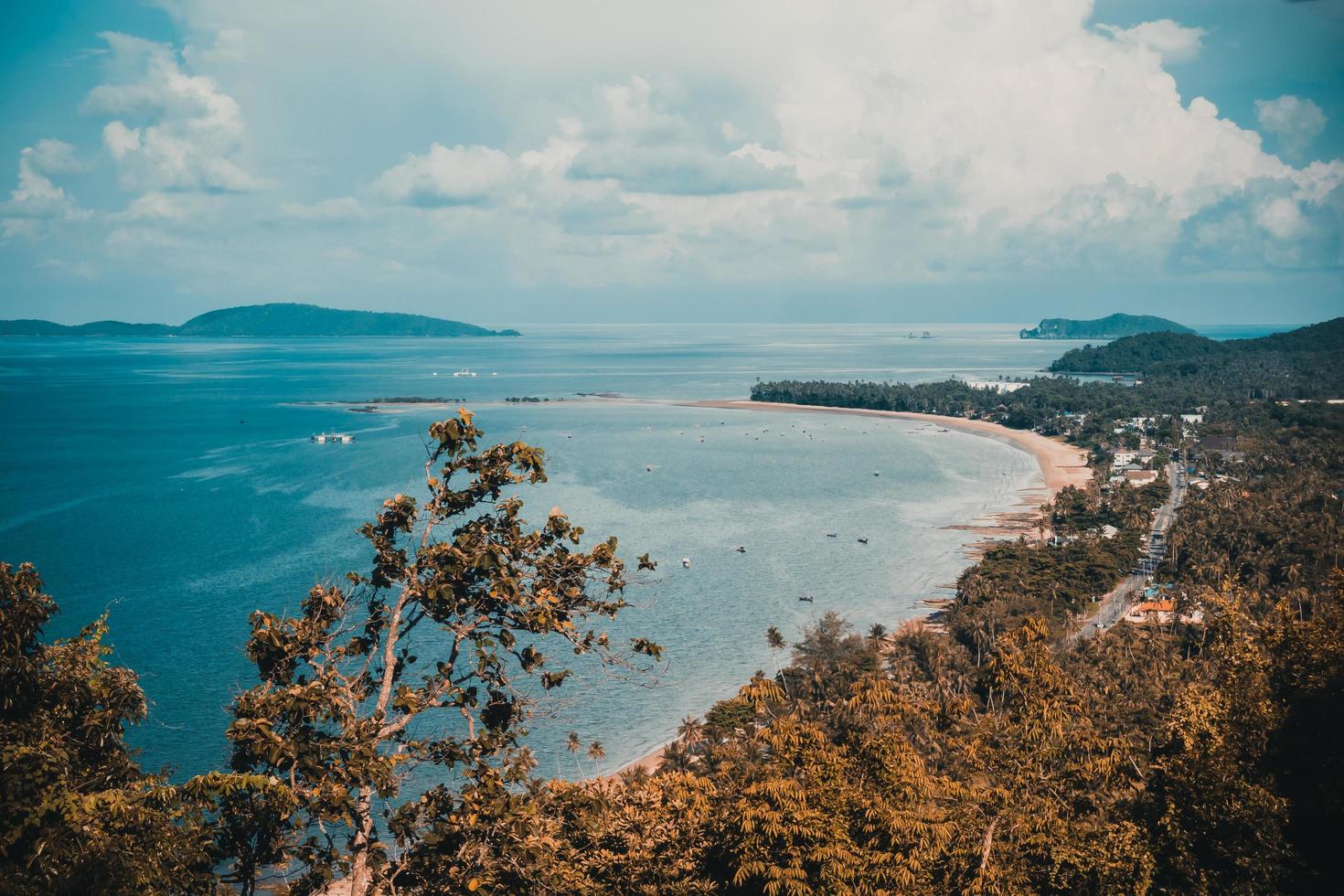 uitzicht vanuit matsee gezichtspunt in de provincie chumphon, thailand foto