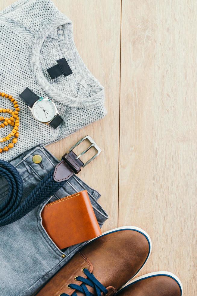 kleding en mode-accessoires op houten vloer foto