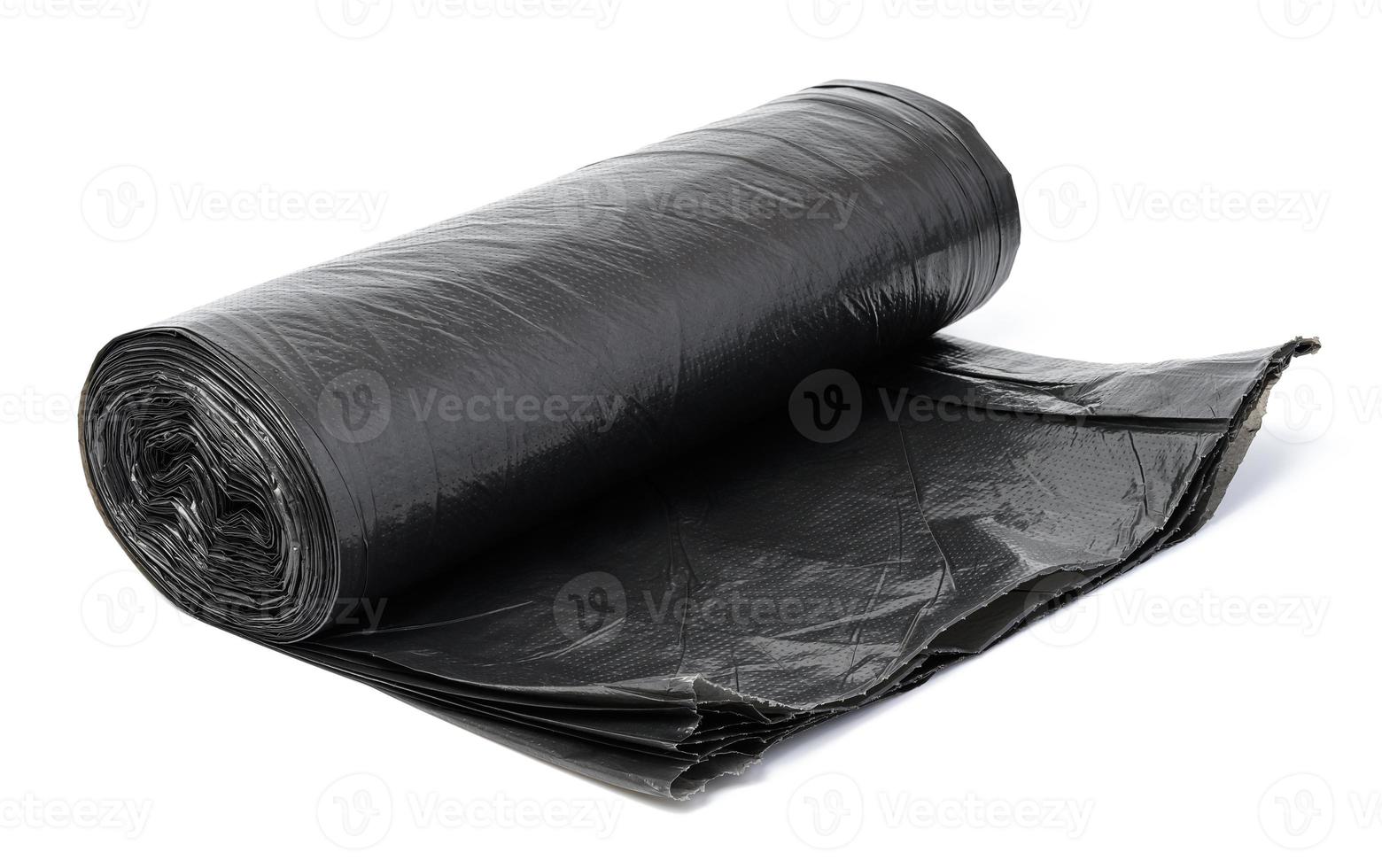 gedraaid zwart polyethyleen vuilnis Tassen Aan een wit geïsoleerd achtergrond foto