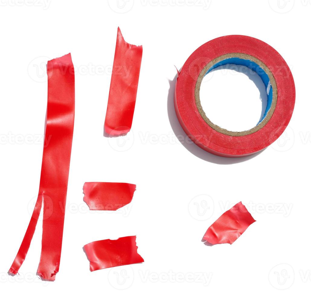 divers stukken van rood kanaal plakband en een rollen van kanaal plakband Aan een wit geïsoleerd achtergrond, een reparatie item foto