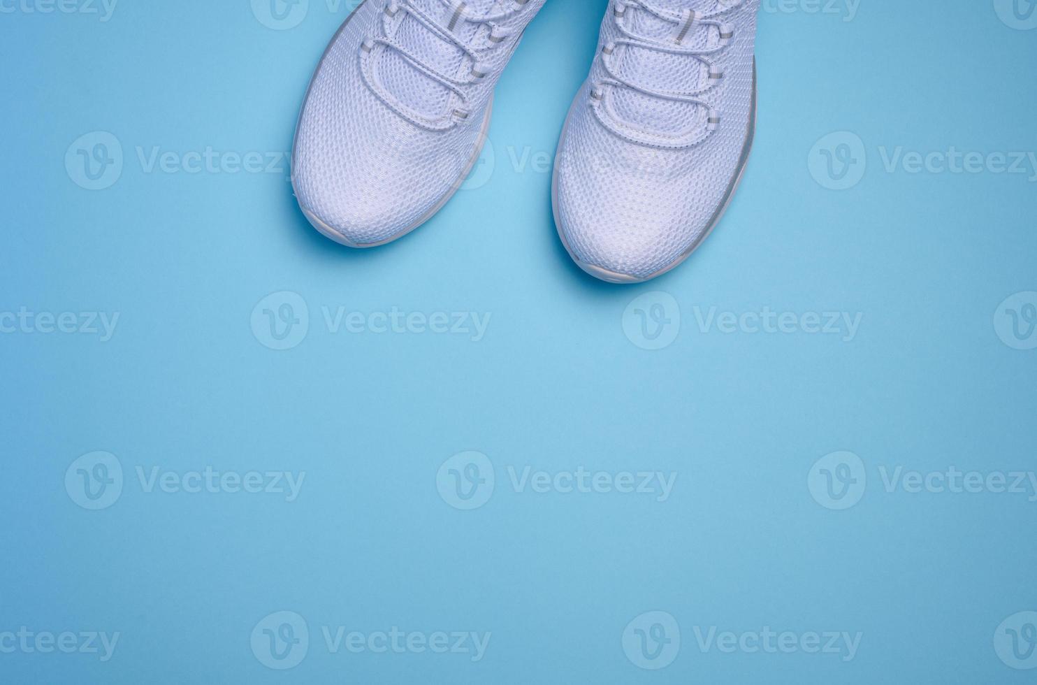 wit textiel sportschoenen Aan een blauw achtergrond, top visie foto