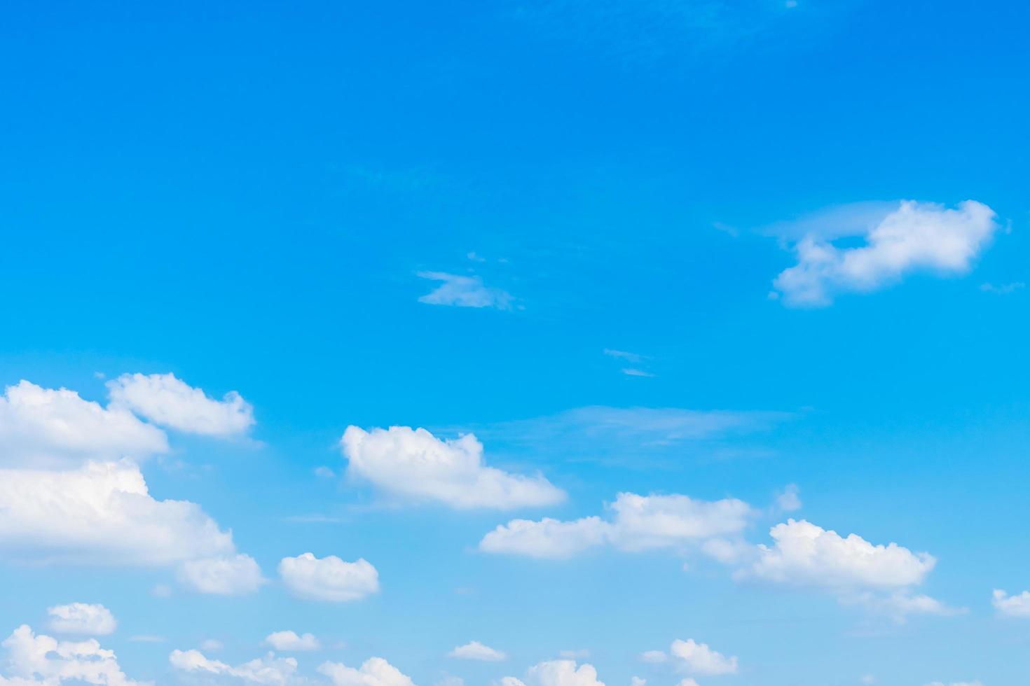 mooie witte wolken op blauwe hemel foto