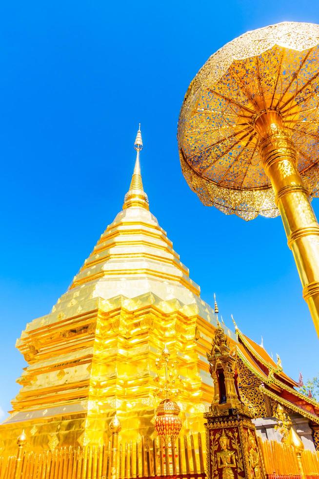 gouden pagode in wat phrathat doi suthep, oriëntatiepunt van chiangmai in thailand foto