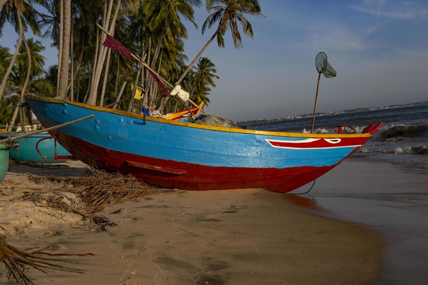 vissersboot op het strand in vietnam foto