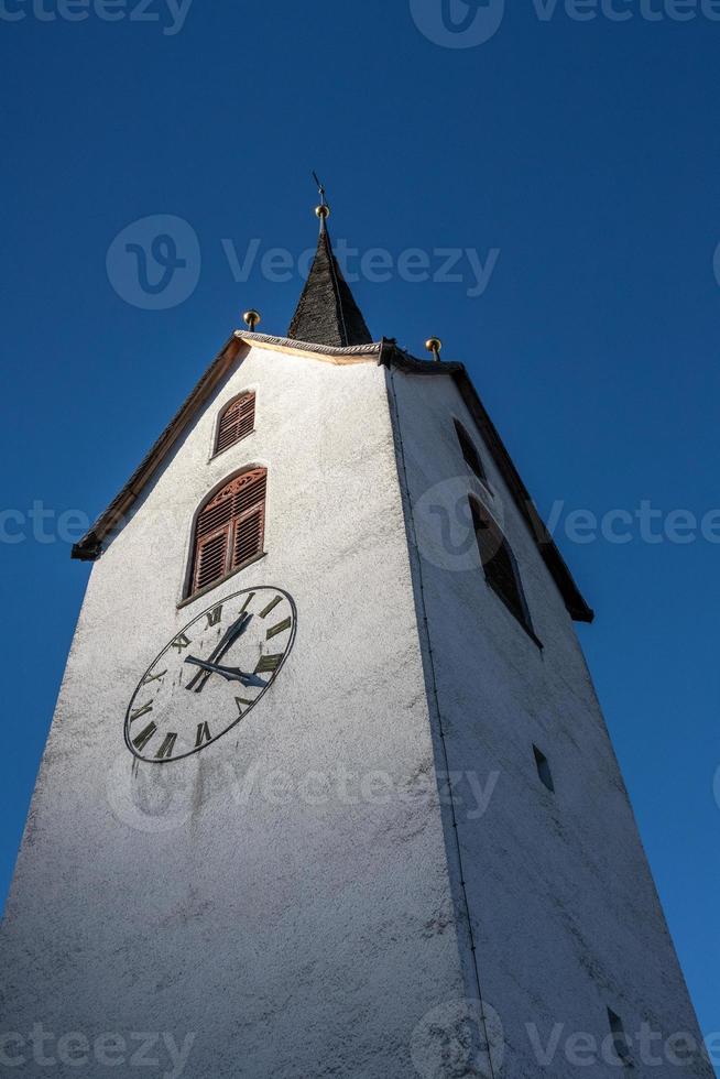 een kerktoren met blauw lucht foto