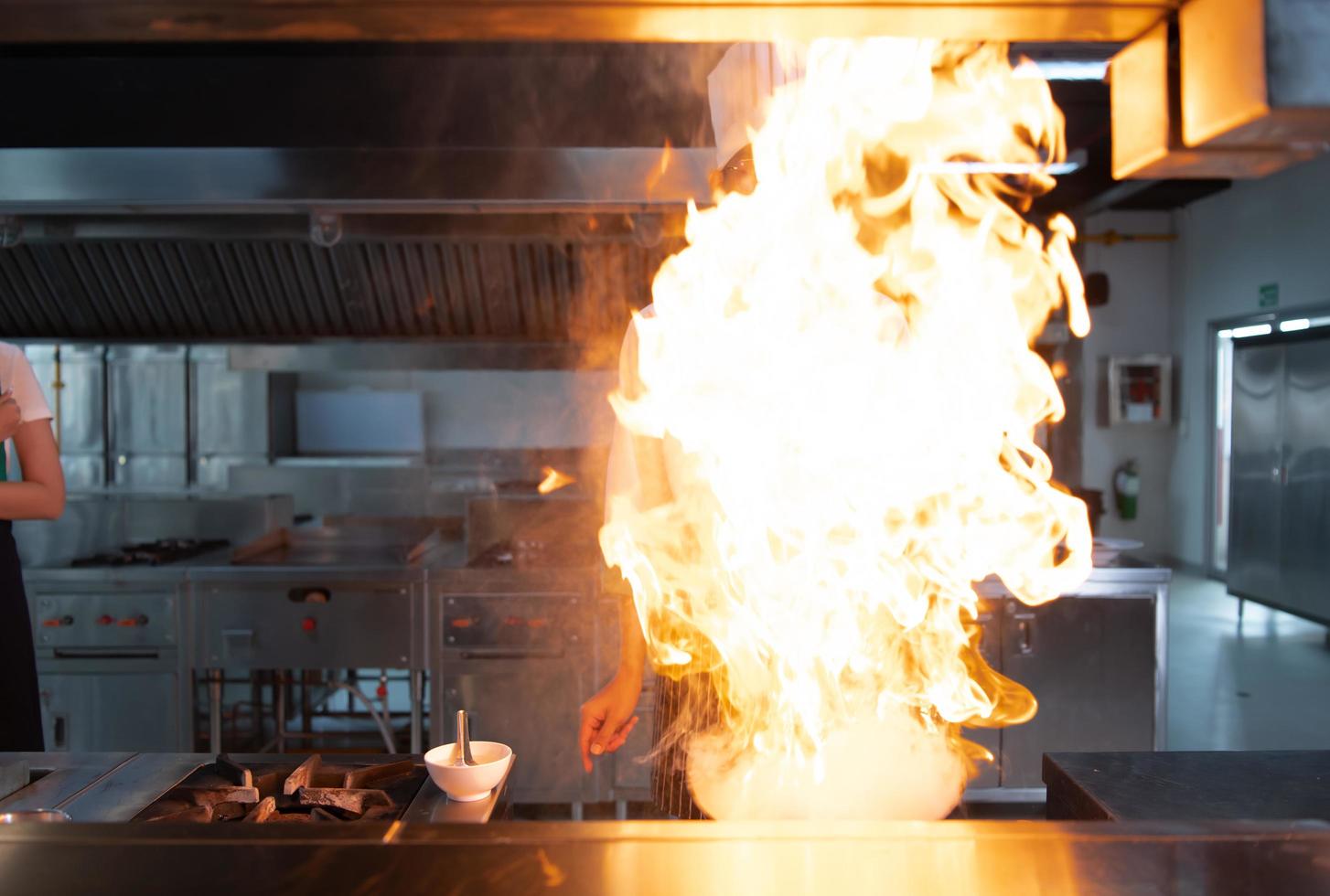 koks dat specialiseren in Koken zullen worden nauwkeurig met elke Koken werkwijze. zelfs minor details zullen niet worden over het hoofd gezien. net zo met roerbak, hoog warmte zullen worden gebruikt tot een vlammend vlam verschijnt foto