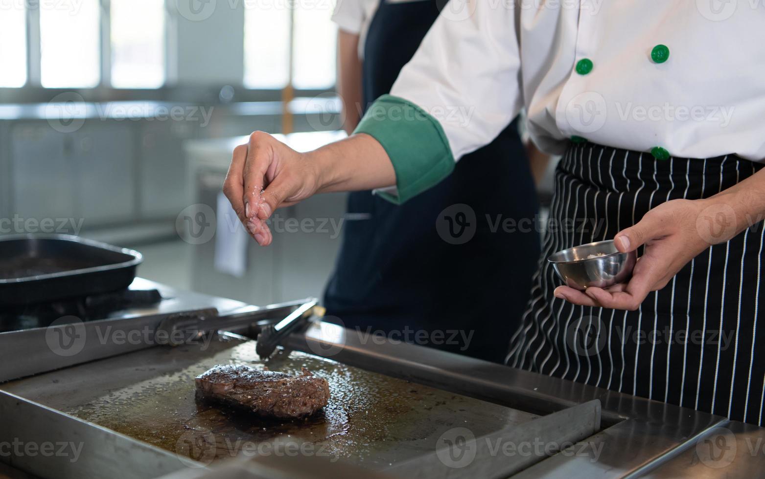 professioneel chef wie is gespecialiseerd in prima vlees de steak dat is geserveerd naar de klant is ongetwijfeld verrukkelijk. een ander hebbeding tip is sprenkeling zout. foto