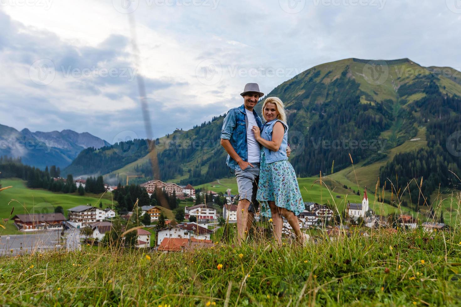 jong geliefden ontspannende Aan vakantie in mooi panorama met bergen Beieren duitsland. paar in liefde ontspannende in voorjaar foto