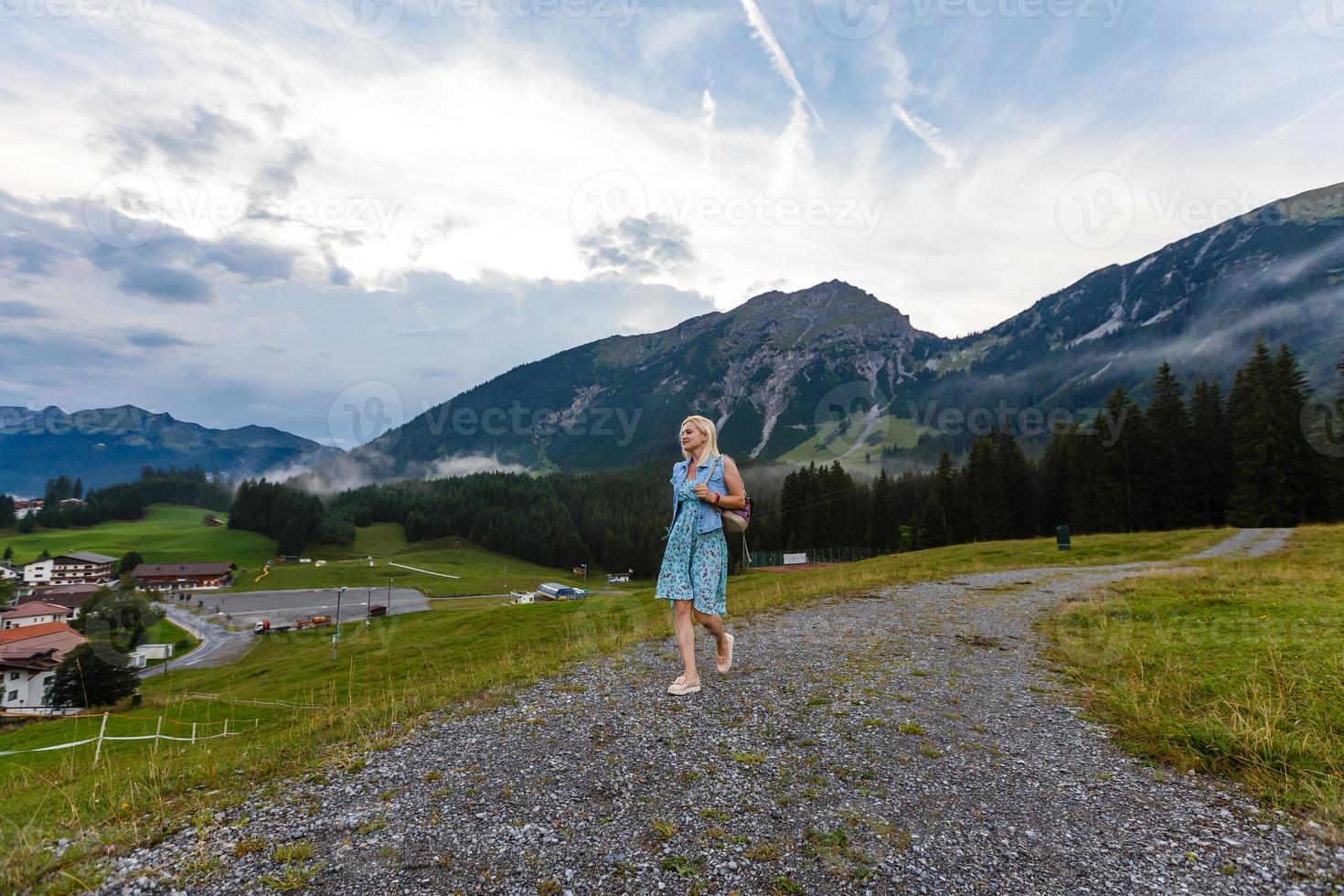 vrouw genieten van schoonheid van natuur op zoek Bij berg. avontuur reis, Europa. vrouw staat Aan achtergrond met Alpen. foto