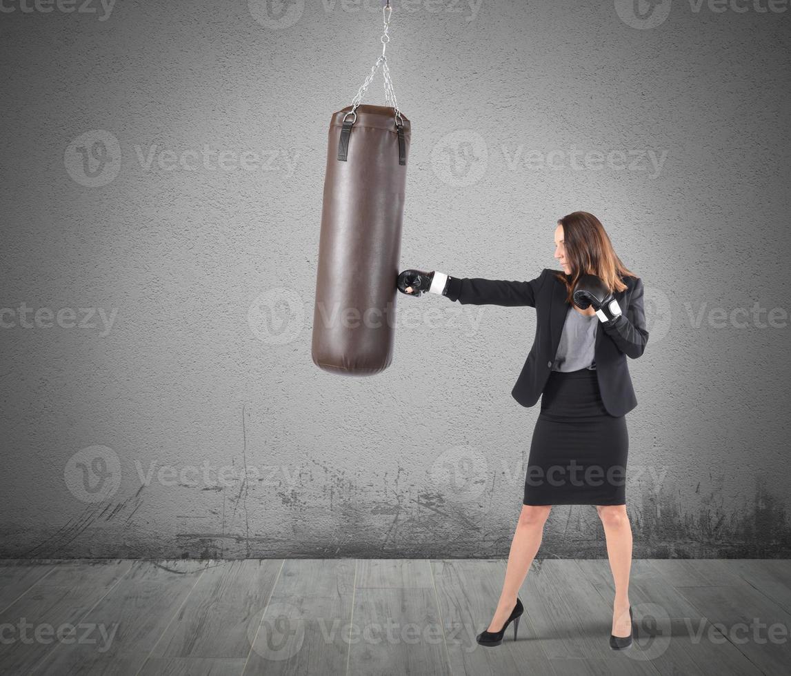 zakenvrouw aan het doen boksen foto
