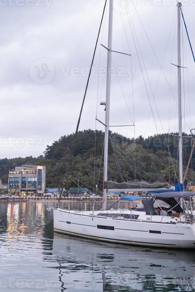 de bewolkt middag Bij de visvangst pier foto