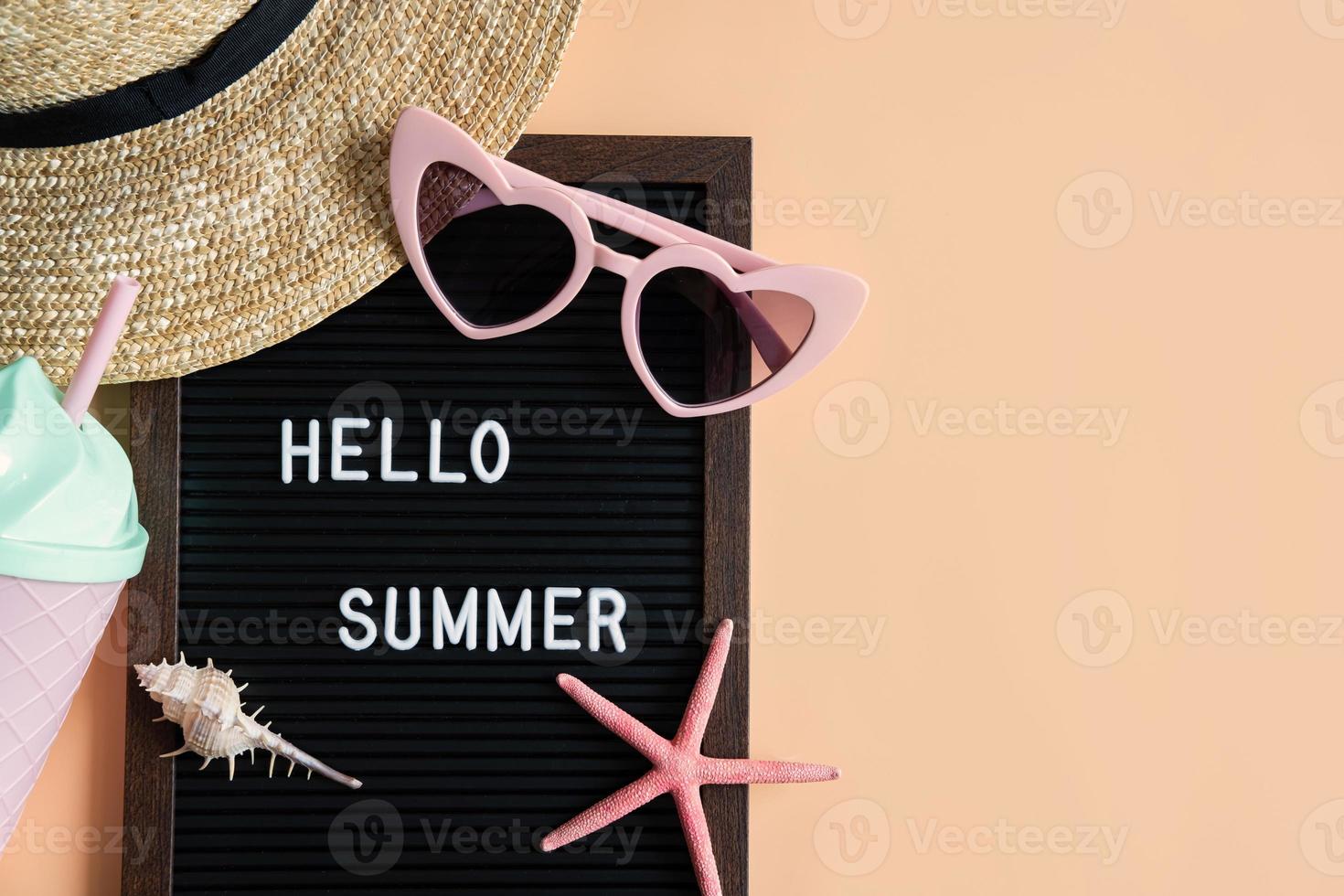 reisaccessoires items op kleur achtergrond, zomervakantie concept foto