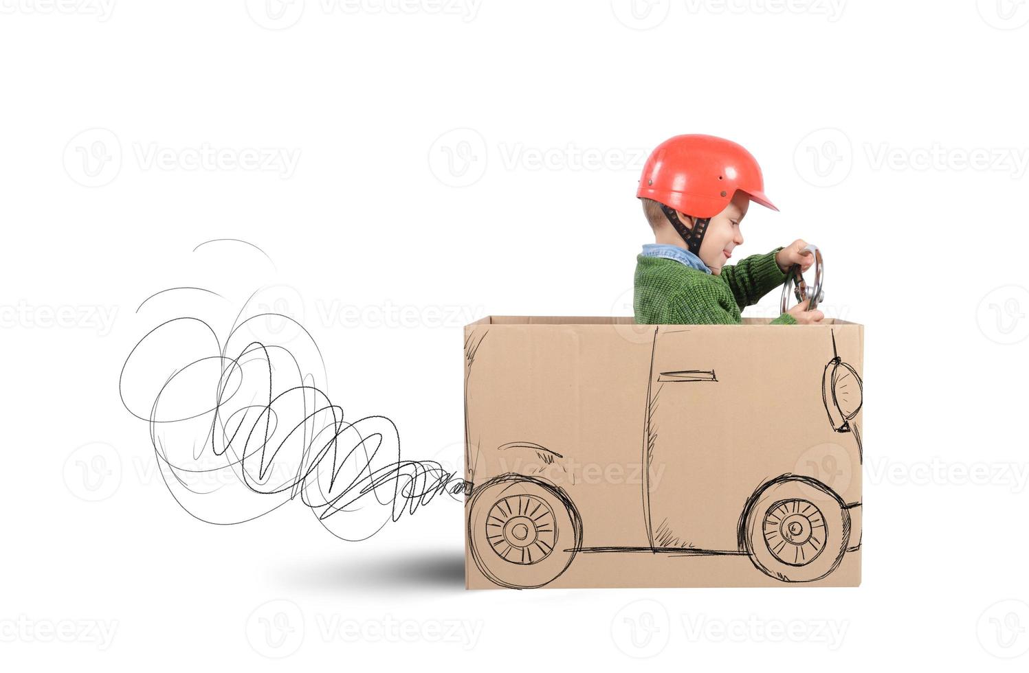 kind Aan een karton auto foto