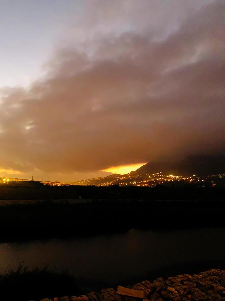 somber avond in de stad temidden van de bewolkt luchten, beeltenis een melancholisch atmosfeer foto