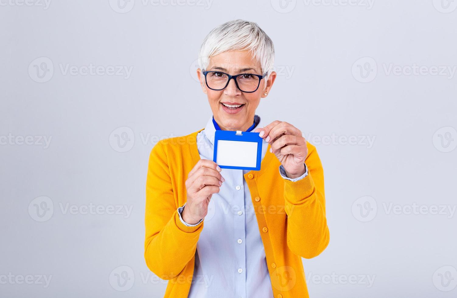 vrouw slijtage blanco verticaal ID kaart insigne model, staan geïsoleerd. naam label Aan nek en borst. persoon identiteit label. Dames in overhemd uniform met leeg ID kaart kaart bespotten omhoog. zakenvrouw draagriem ontwerp. foto