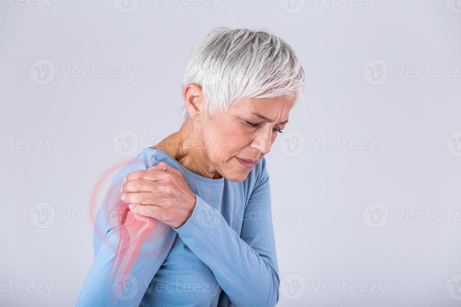 senior vrouw met schouder pijn. ouderen vrouw is volhardend verschrikkelijk pijn. schouder pijn in een ouderen persoon. senior dame met schouder pijn foto