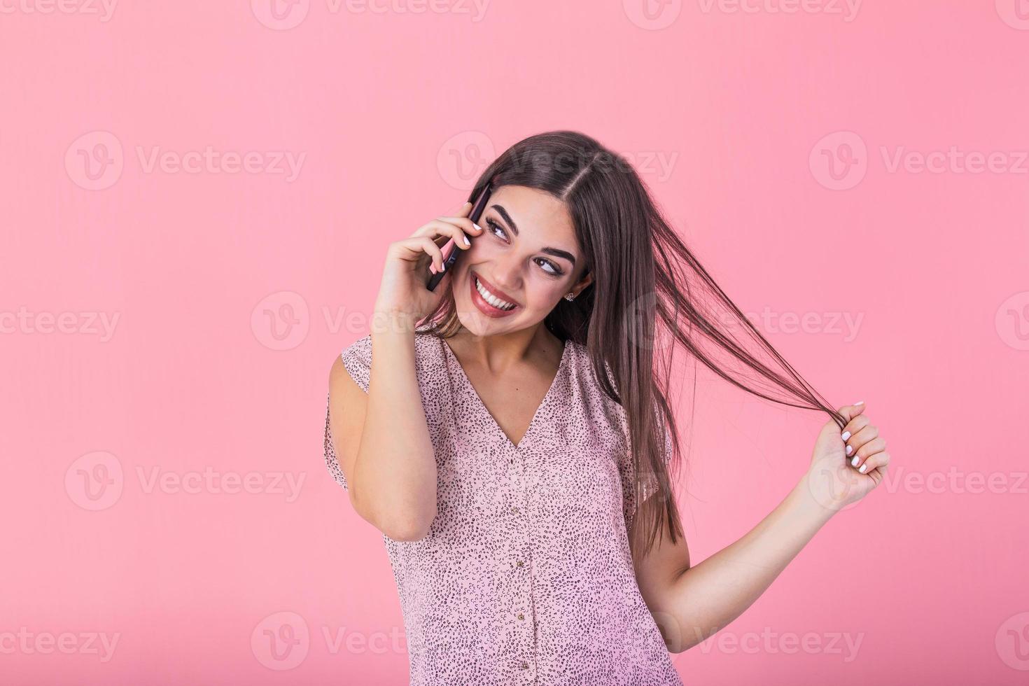 mooi tiener vrouw pratend Aan mobiele telefoon, maken gelukkig verrassing gezicht, studio schot. portret van een mooi blij meisje in jurk pratend Aan mobiel telefoon foto