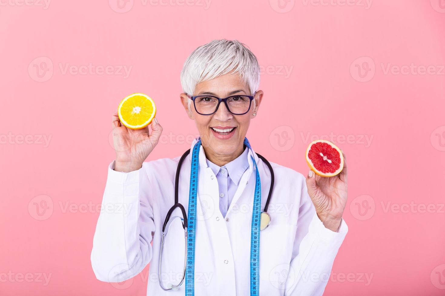 gelukkig diëtist voedingsdeskundige Holding grapefruit en oranje hebben plezier. vrouw bevorderen gezond voedsel fruit. Rechtsaf aan het eten voeding en afslanken concept. foto
