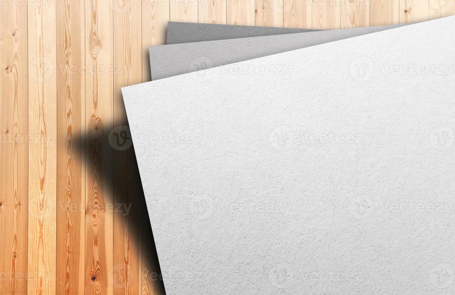 logo papier sjabloon . plein papier mockup met realistisch tinten van grijs papier Aan een houten achtergrond. schaduw tropisch planten. sjabloon, folder, blanco advertentie poster voor sociaal media foto