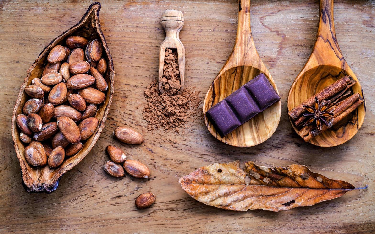 houten lepels en kommen met dessertingrediënten foto