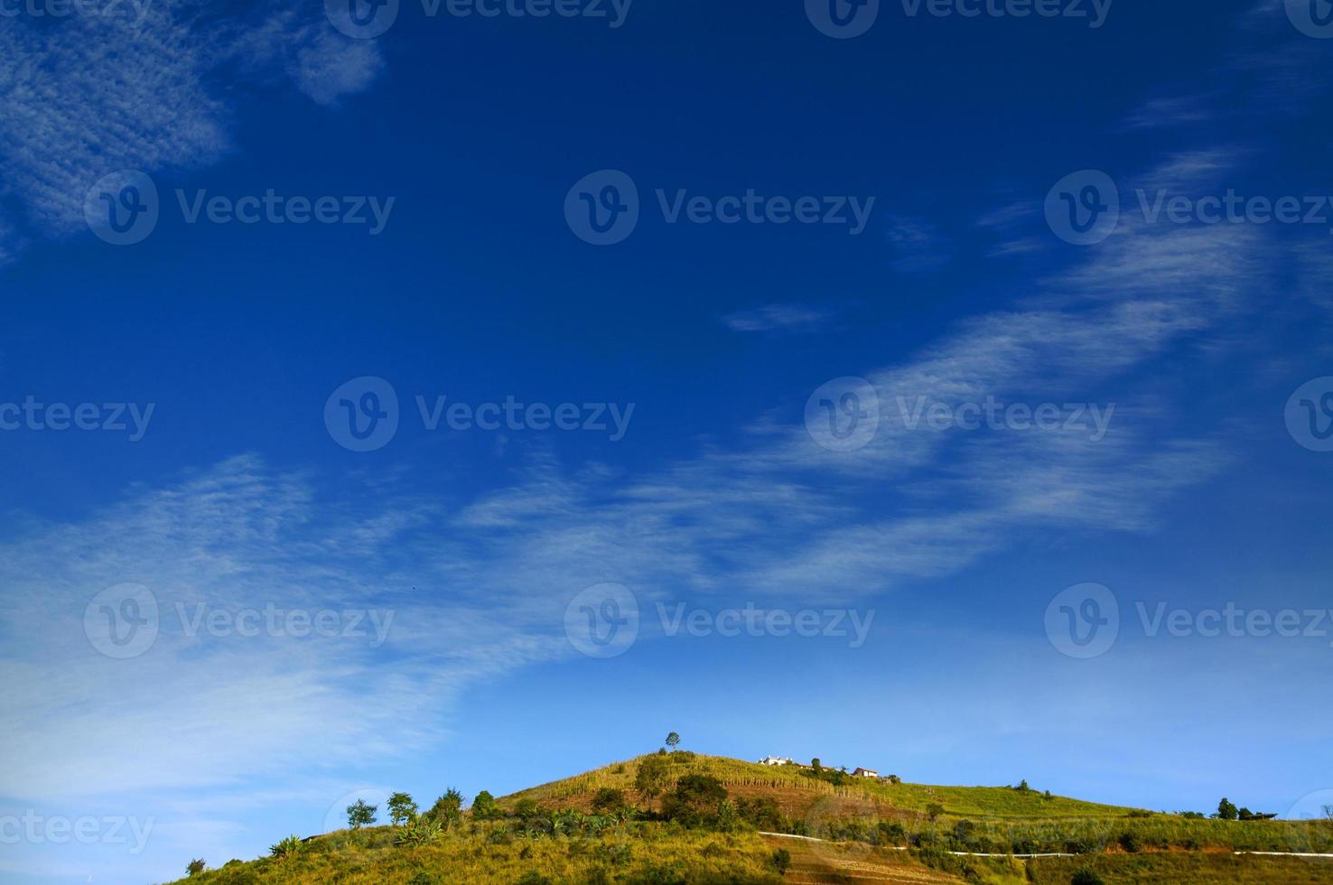mooi wolk visie landschap Bij berg noordelijk Thailand foto