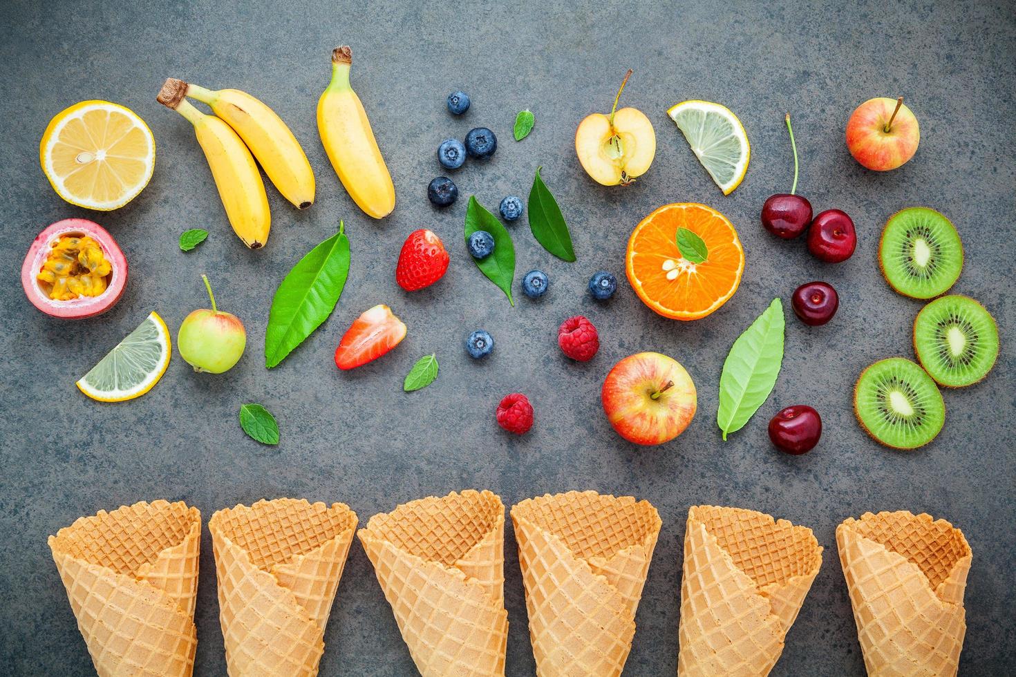 plat leggen van fruit en ijshoorntjes foto