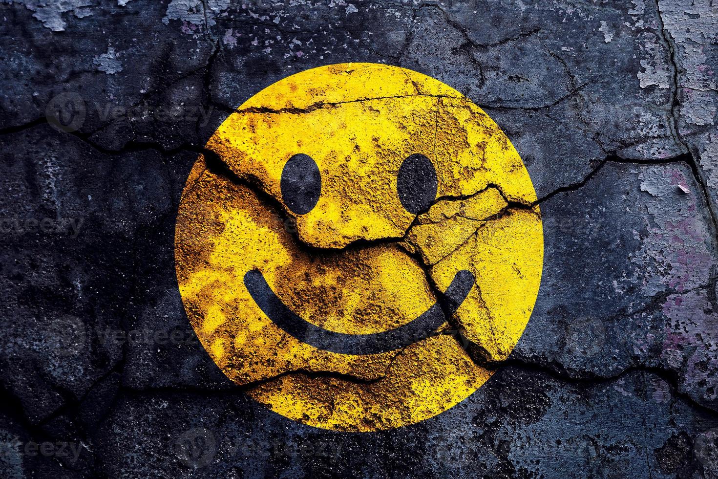 geel smiley gezicht met gebroken cement muur, gelukkig smiley kaart concept illustratie foto