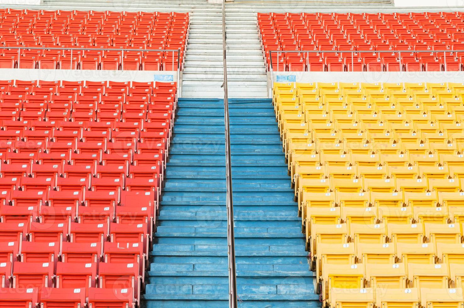 leeg oranje en geel stoelen Bij stadion, rijen van stoel Aan een voetbal stadion foto