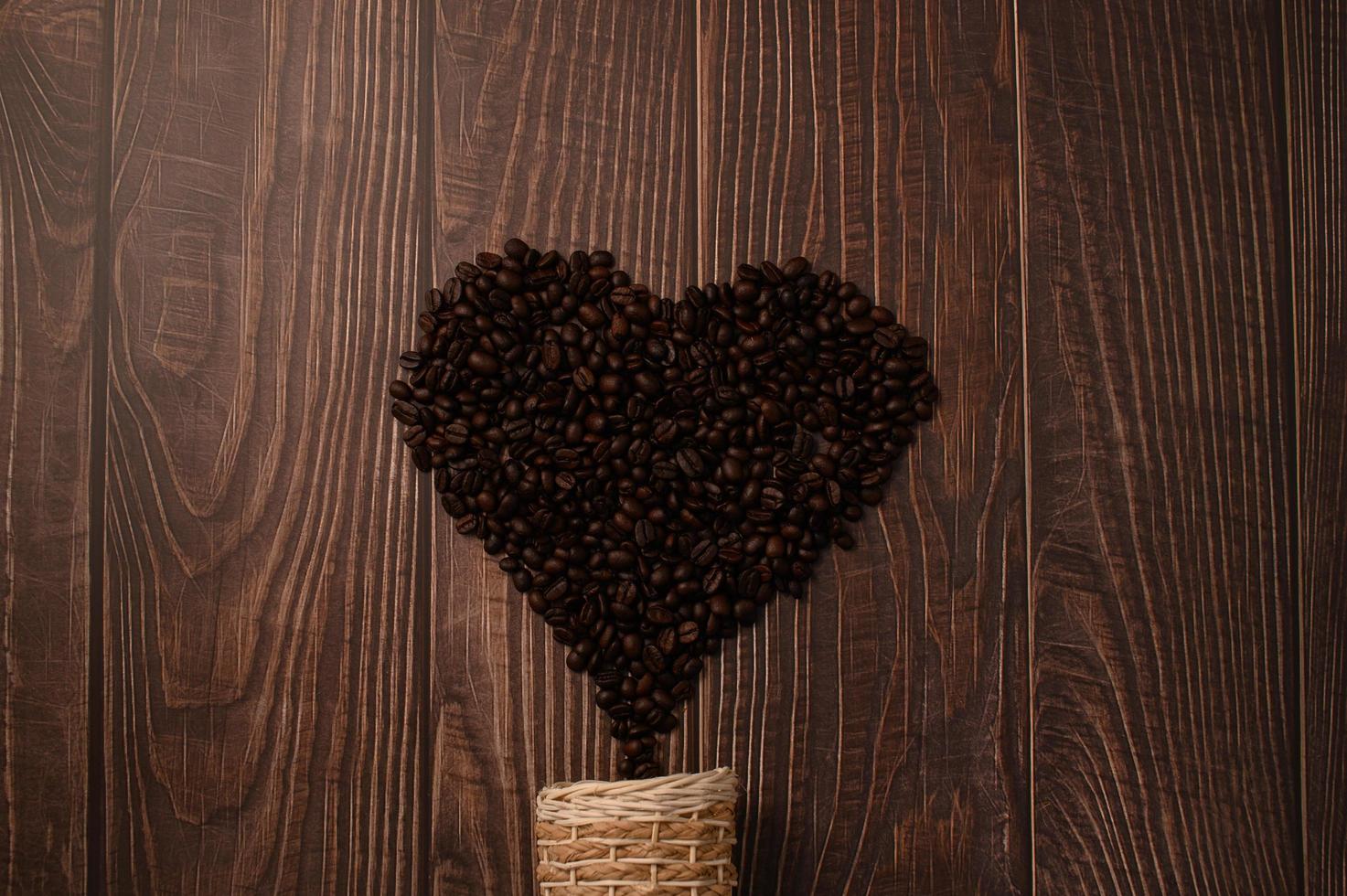 koffiebonen gerangschikt in een hartvorm foto
