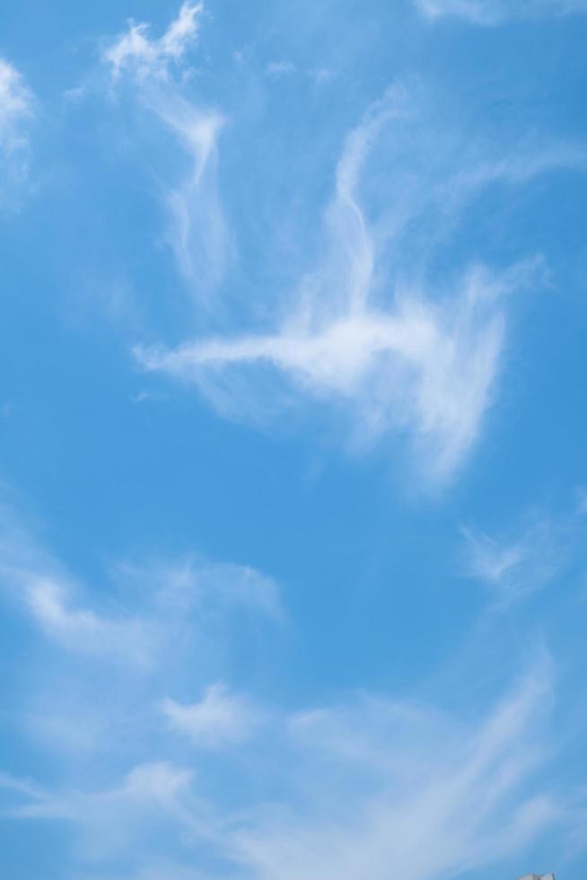 blauwe lucht met wolken foto