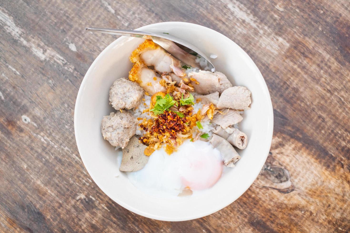 Thaise drooggekookte rijst met varkensvlees en ei foto