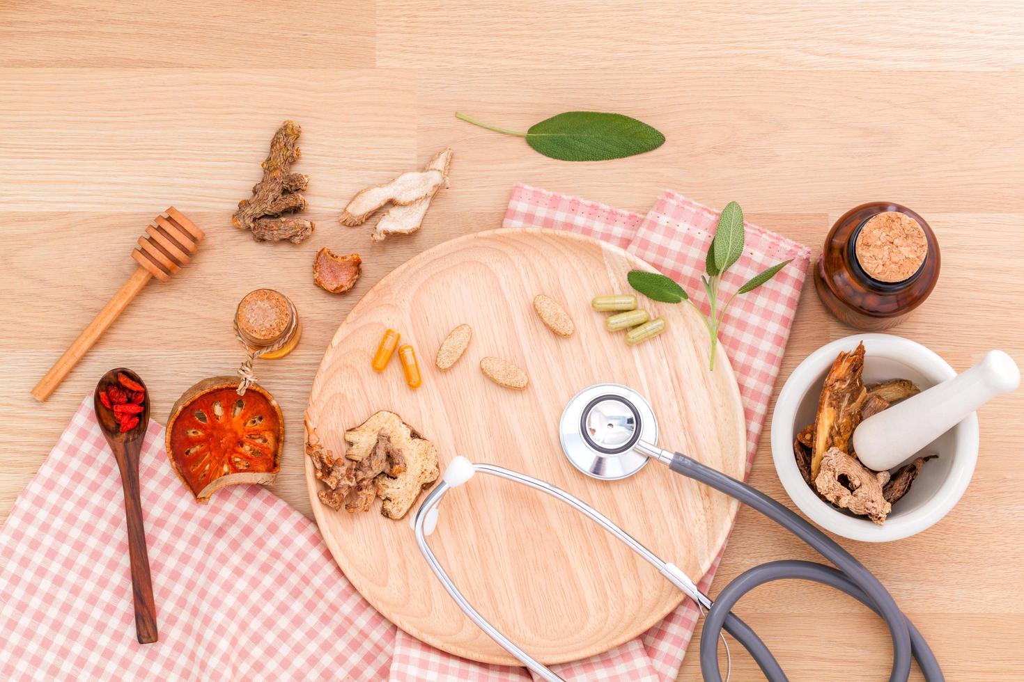 alternatieve geneeskunde bovenaanzicht op een tafel foto