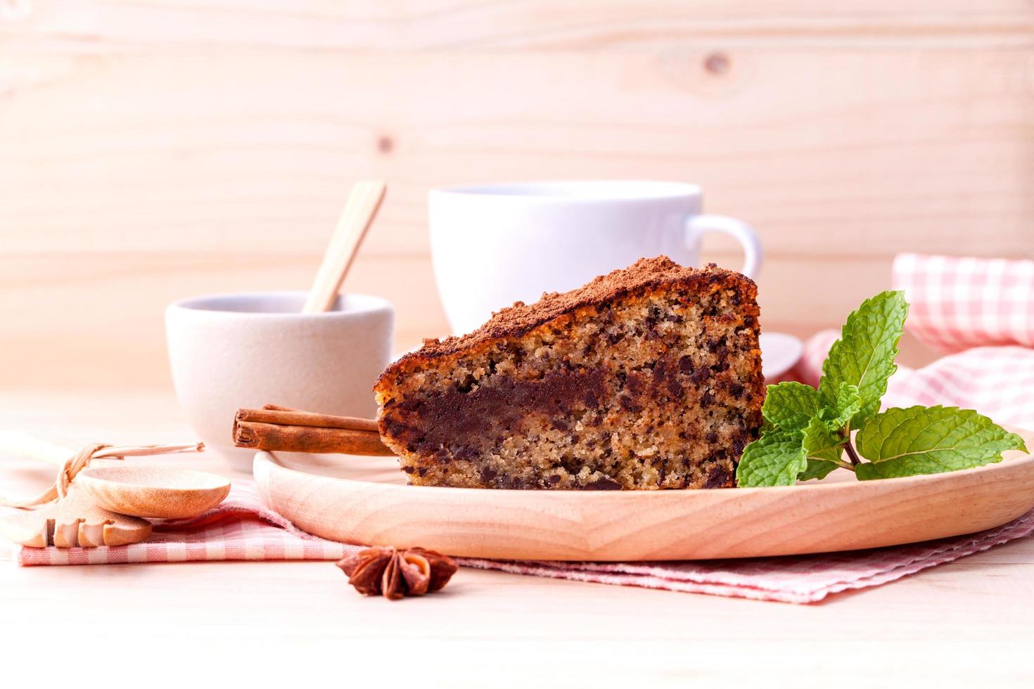 cake en koffie op een tafel foto