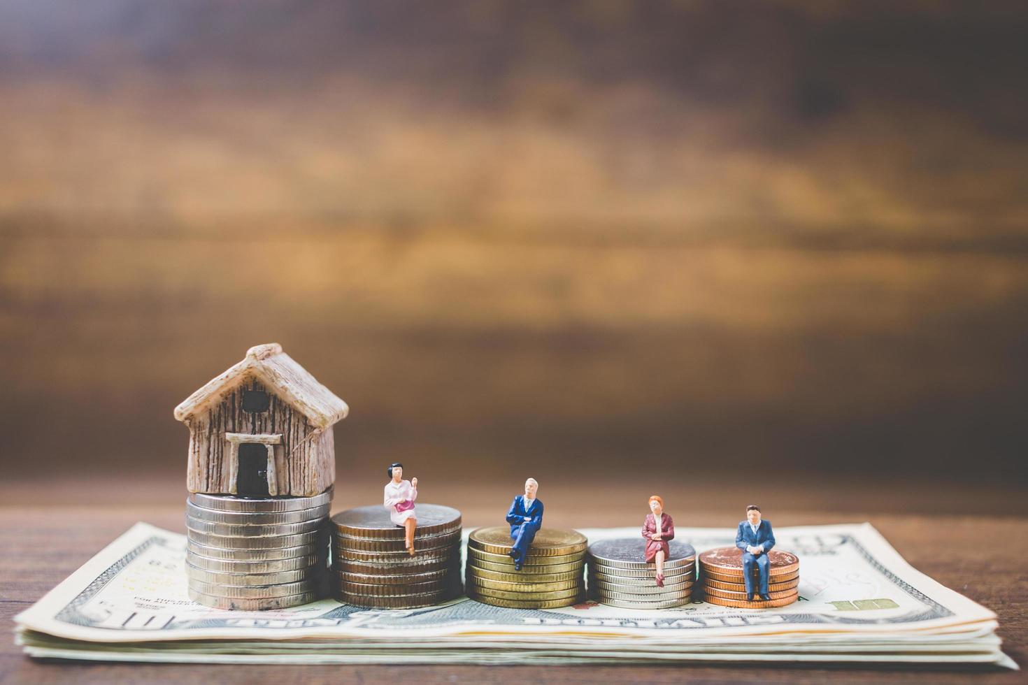 miniatuurzakenlieden op geld op een houten achtergrond foto