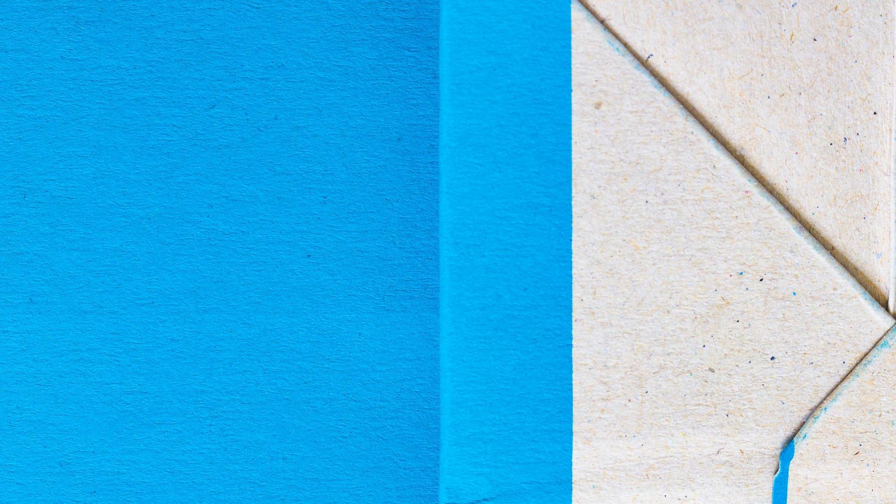 blanco papier en blauw papier Kladblok lijnen foto