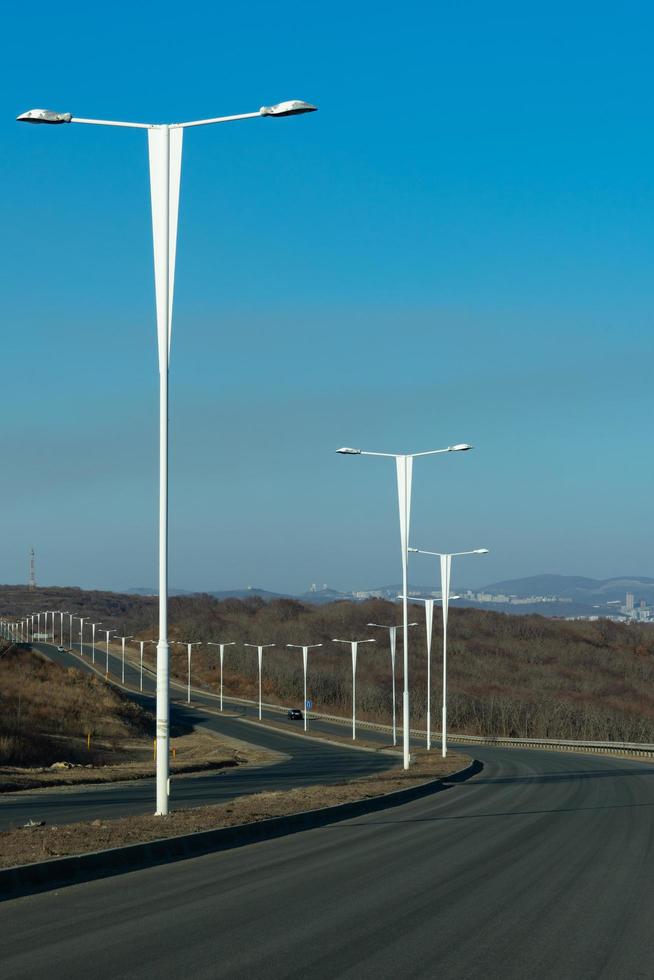 landschap met een snelweg en straatverlichting op russky eiland in vladivostok, rusland foto