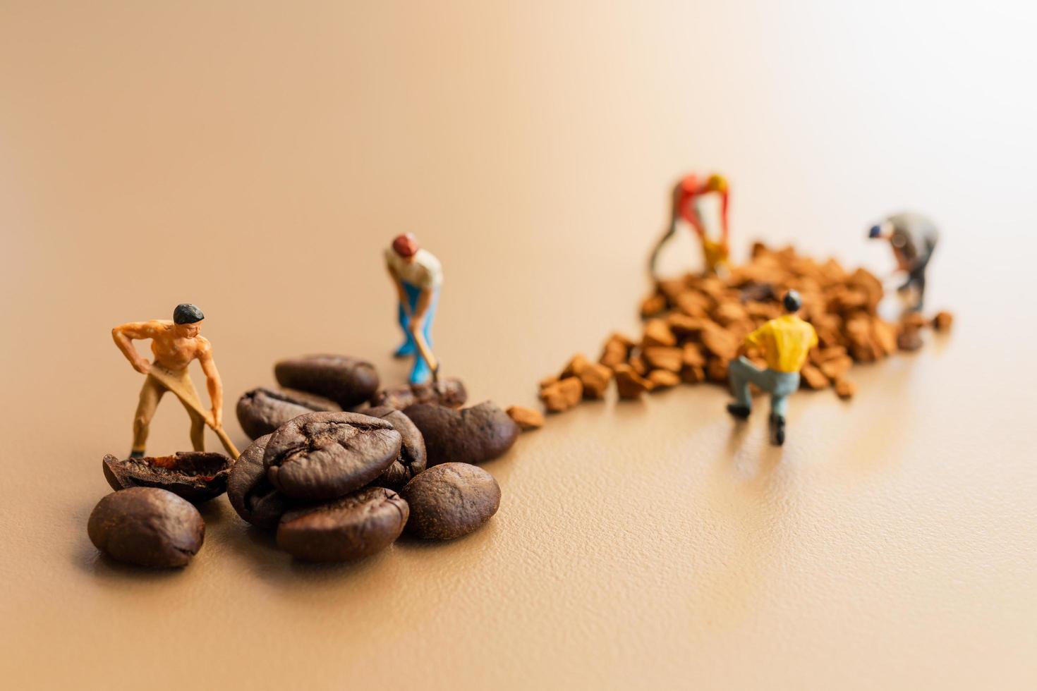 miniatuurteams die samenwerken aan het mengen van koffie foto