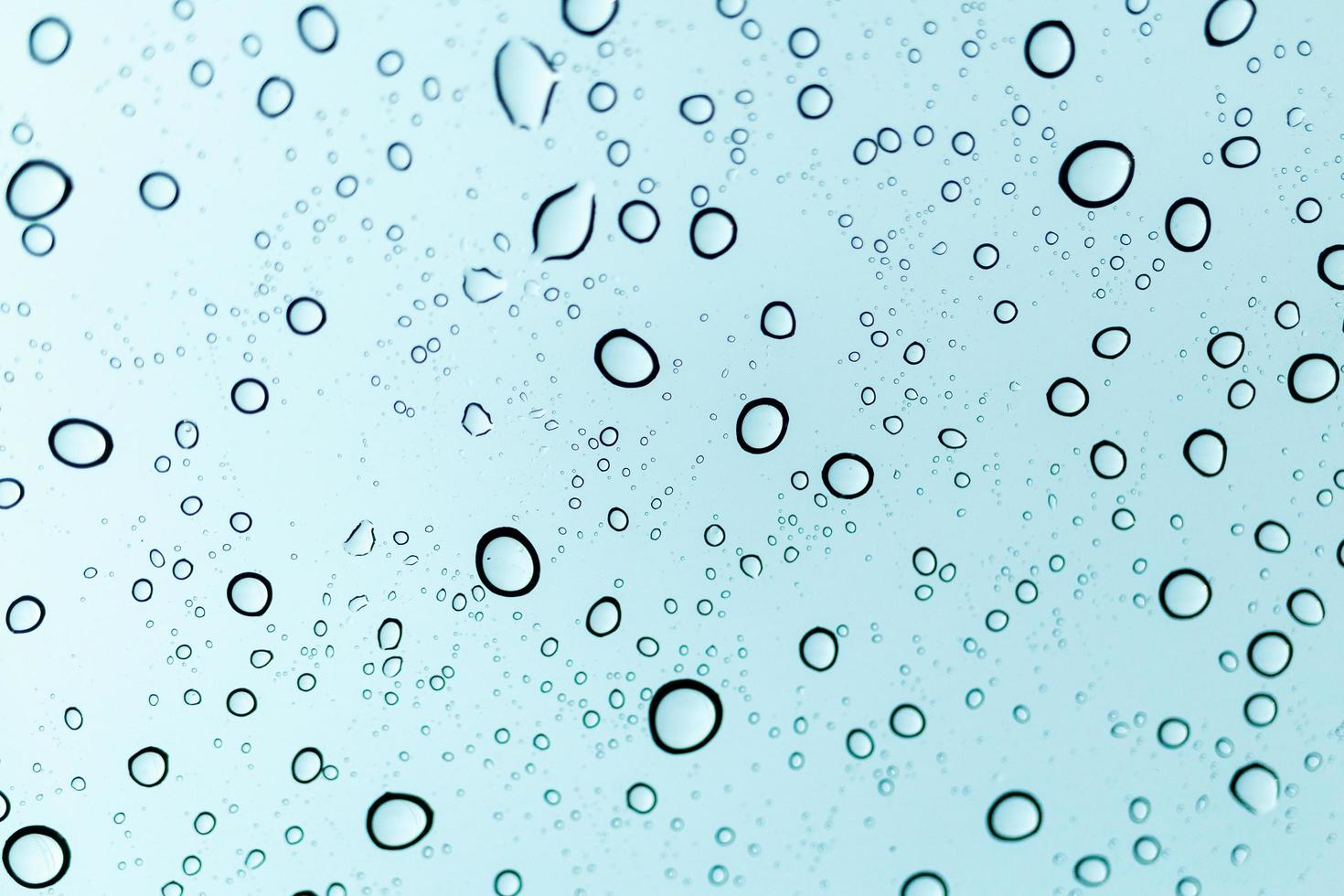 regendruppels op een vensterglasoppervlak foto
