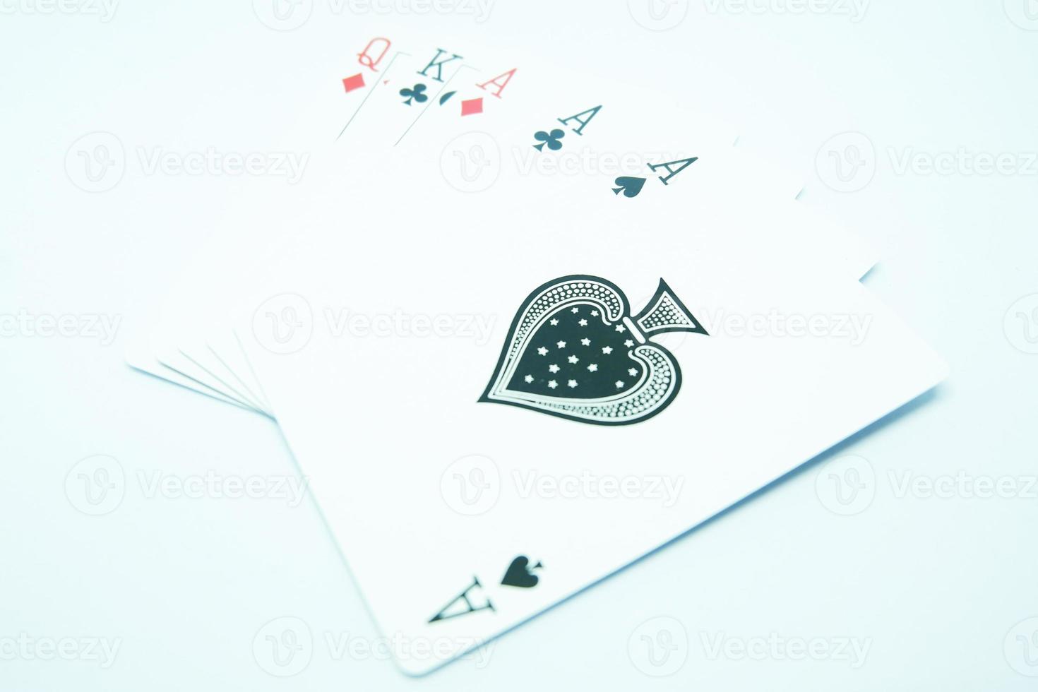 drie van vriendelijk, met drie van azen , koning en koningin in poker spel foto