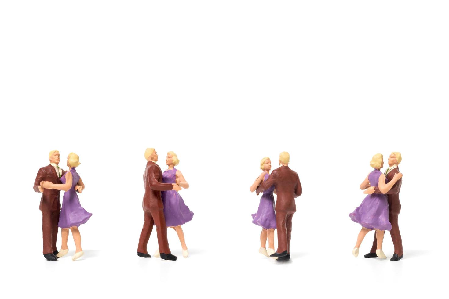 miniatuurpaar romantisch dansen op een witte achtergrond, Valentijnsdag concept foto