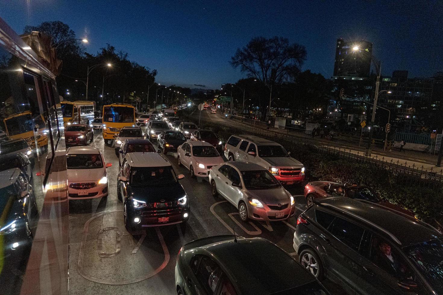 Mexico stad, Mexico - februari 3 2019 - Mexicaans metropolis hoofdstad overbelast verkeer Bij nacht foto