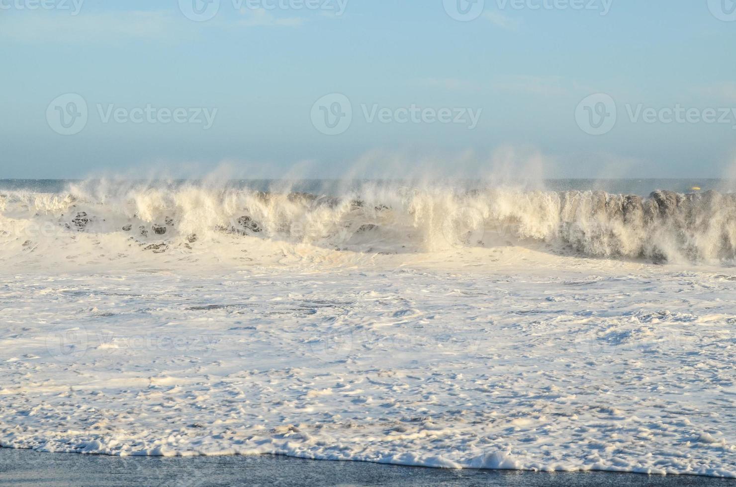 reusachtig zee golven foto